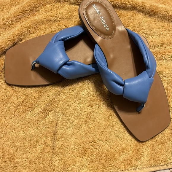 NWT, Marc Fisher designed elegant flip flop sandals. SKY BLUE leather, size 8M. - Picture 10 of 11